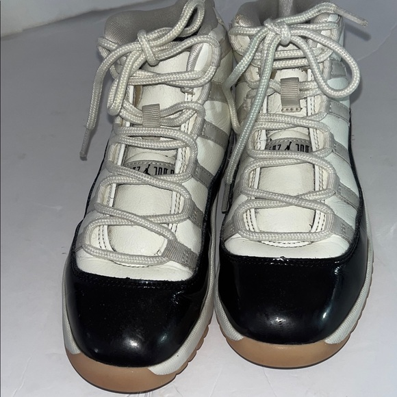 Air Jordan 11 Retro size 2 youth. - Picture 10 of 12